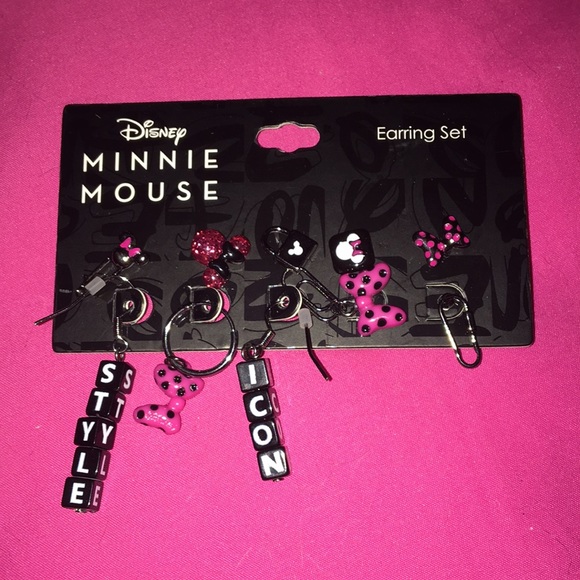 Hot Topic Jewelry - 🎊 Minnie Mouse Mismatched earring set
